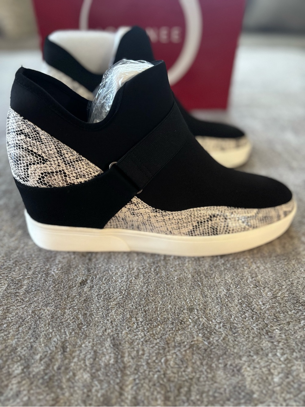 Journee Collection Damari Casual high-top wedge sneaker snake New 9.5M